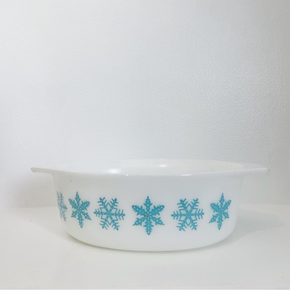 Pyrex casserole dish / 1950s - 1960s / Turquoise snowflake / 043 / 1 1/2 qt - Picture 2 of 6